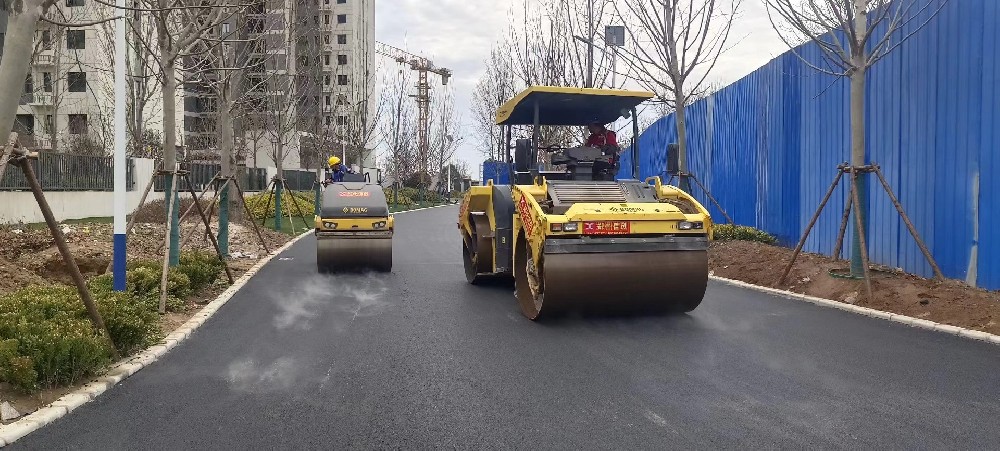 鄭州瀝青路面攤鋪施工設(shè)備：科技賦能高效施工