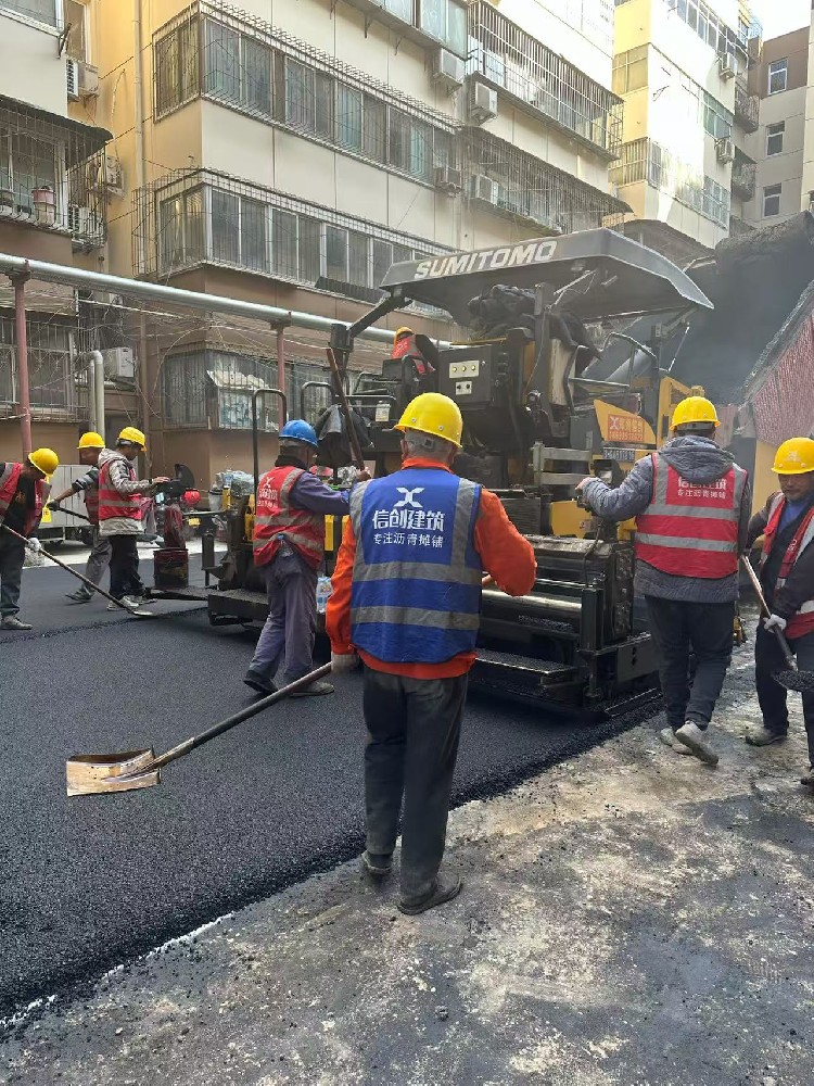 鄭州瀝青路面攤鋪：以專業(yè)鑄就交通動(dòng)脈的堅(jiān)實(shí)脊梁