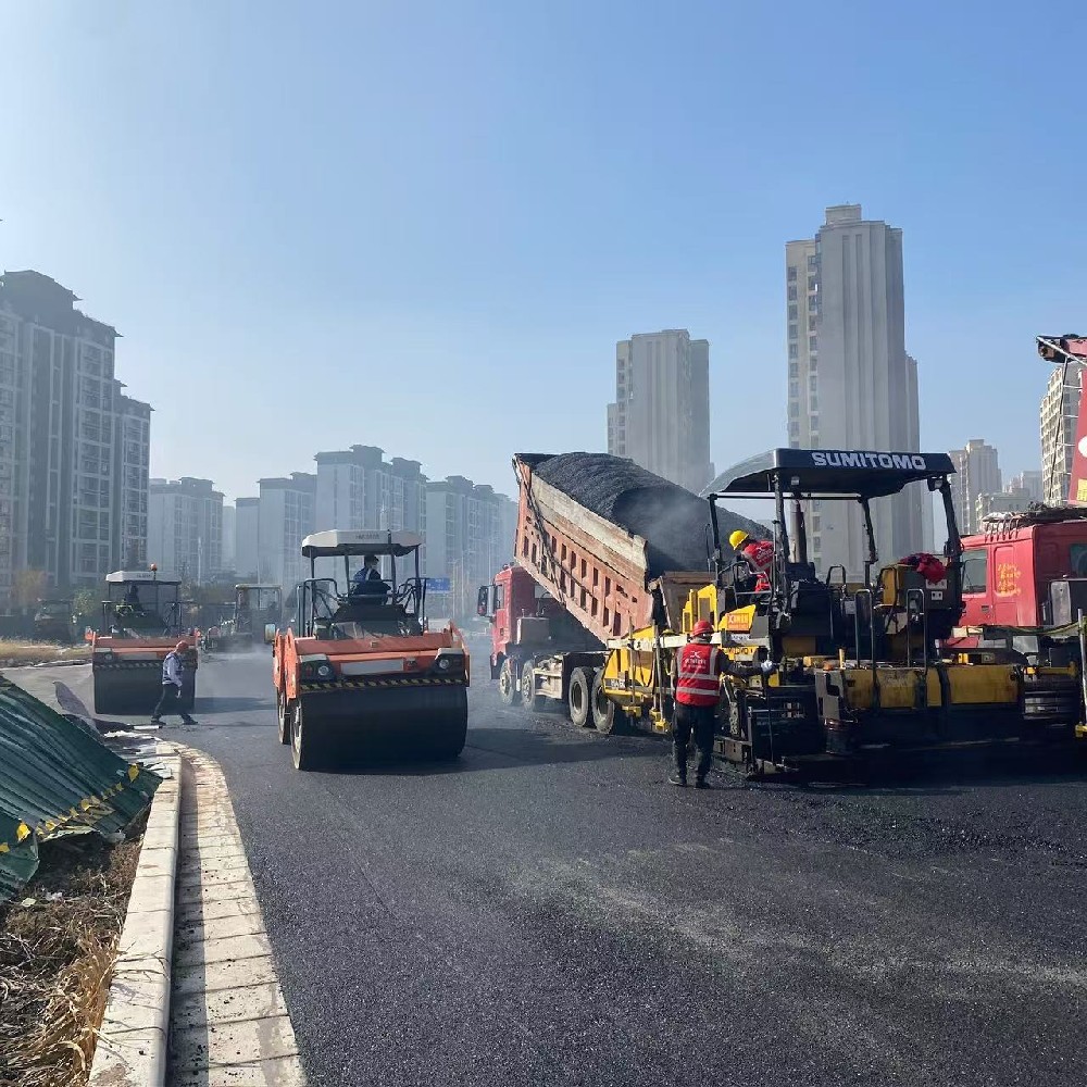 鄭州瀝青路面施工：安全為本，筑牢道路建設(shè)防線